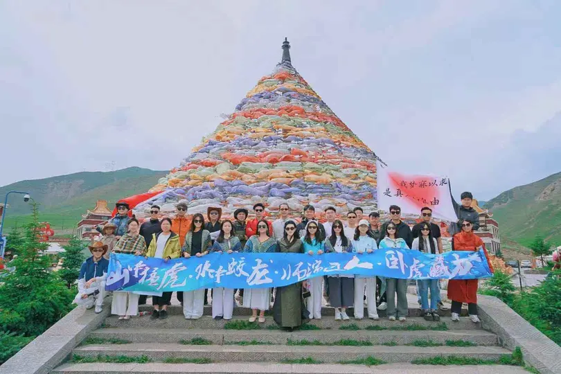 团建纪录片封面